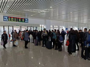 2311.9万人次！假期首日铁路客流破纪录，我亲眼见证了这场出行热潮