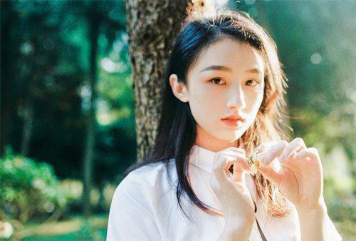 年轻女性在办公室感到疲惫