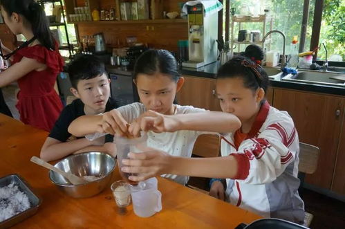 学生递给外教一杯温水并微笑