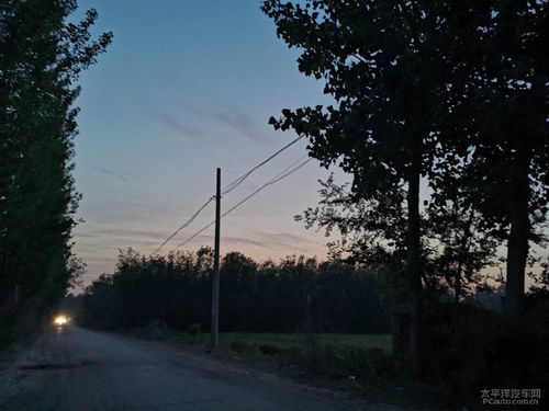 夜色中的乡村小路