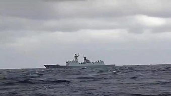 中国海军舰艇与外舰对峙场景