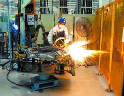 工厂车间里的焊接工人正在作业