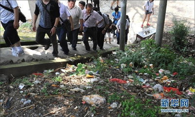 漓江码头游客排队场景<p>工作人员告诉我，节假日高峰期人流量增加是正常现象，尤其是五一假期临近，很多游客都想趁着假期来体验一下“山水甲天下”的魅力。</p><h2 id=