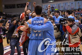 十年再登巅峰！北京队杀回CBA总决赛，球迷沸腾了