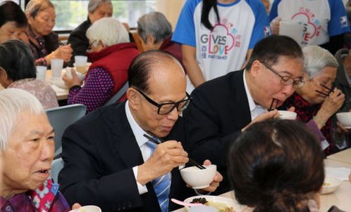 李嘉诚身穿西装精神矍铄