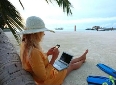 马斯克与贝森特在白宫争吵场景模拟图