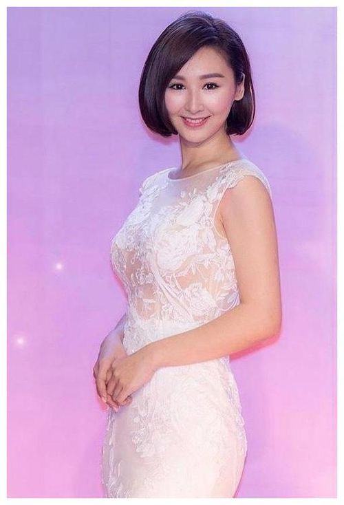 高海宁认真指导年轻艺员排练<p>高海宁作为资深演员，在节目中展现出极强的领导力与专业素养；而像纪凌尘这样的新生代艺人，则在尝试突破自我、争取表现机会的同时，也面临着来自前辈的压力。</p><p>这种“前浪遇后浪”的局面，不仅体现在舞台上，也在幕后悄然上演。</p><h2 id=