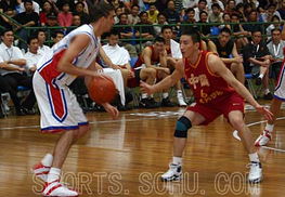 山西男篮在比赛中奋力防守