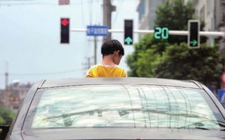 惊险一幕！宜宾三男孩天窗探身引热议，交警回应将核查