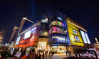 奉贤龙湖天街活动现场人群聚集品尝地方小吃