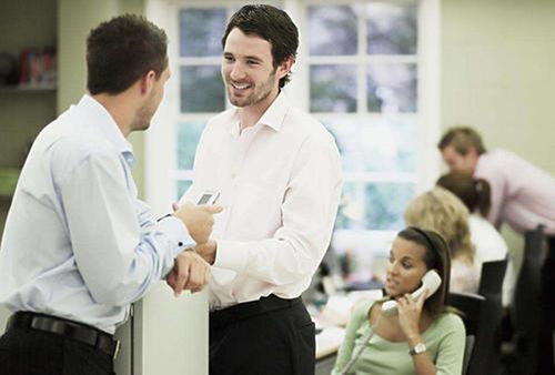 一个专注工作的职场人