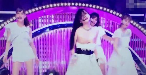 陈丽君在舞台上摔倒后仍坚持演出