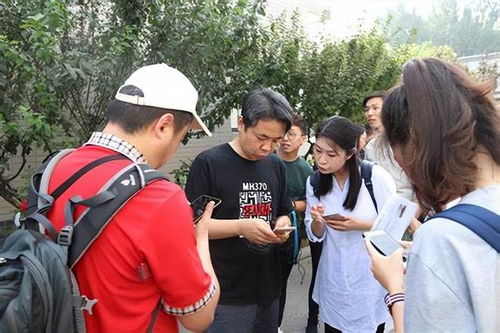 家属接受采访画面