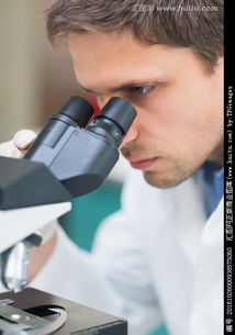 研究人员在实验室操作显微镜