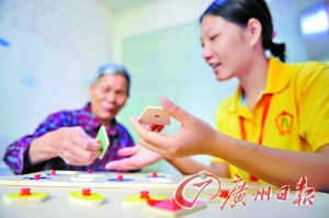 老年人进行脑力训练或手工活动