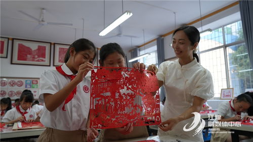 学生在老师带领下进行环保劳动