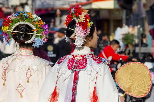 古代女子头戴鲜花的传统装扮