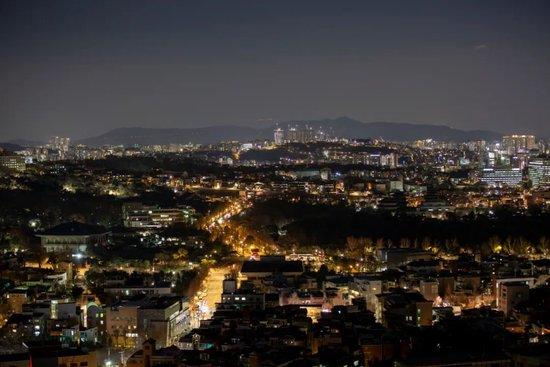 韩国首尔夜景与抗议横幅