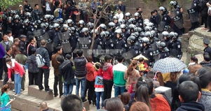 市民们围绕着受损石狮讨论的情景