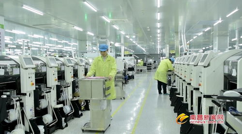 车间里专注工作的女技术员