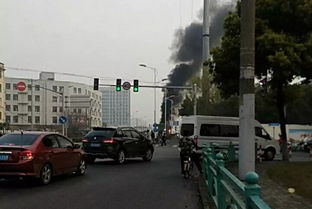 男子冒死掰车门救火中被困者，现场画面令人动容！