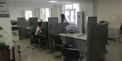 办公室内员工在桌上短暂休息