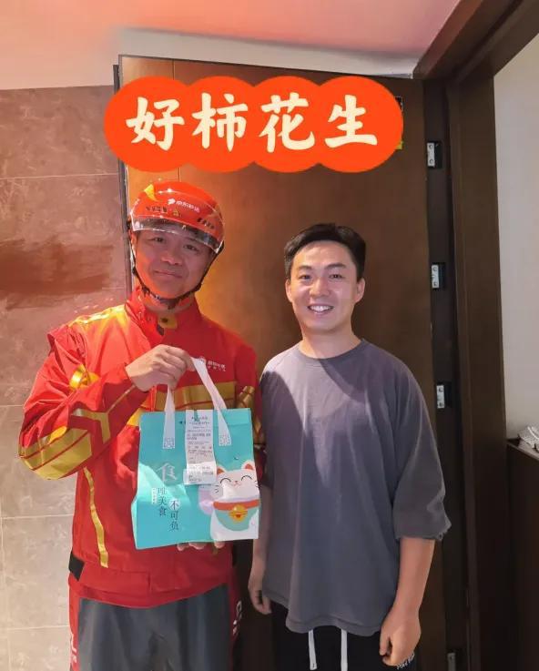 京东外卖骑手身穿工服配送中