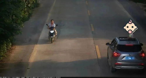 家长让孩子从天窗探头外出游玩