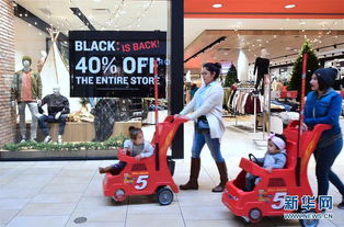 美国街头人们在商场购物