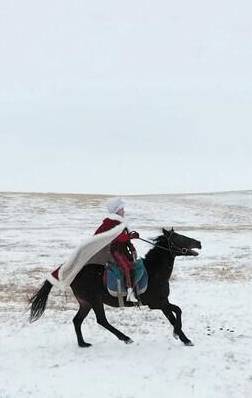 贺娇龙在雪地中骑马宣传昭苏