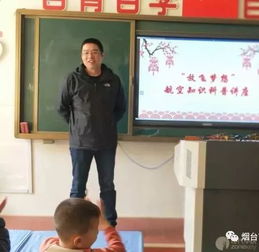 一群孩子在教室里认真听讲