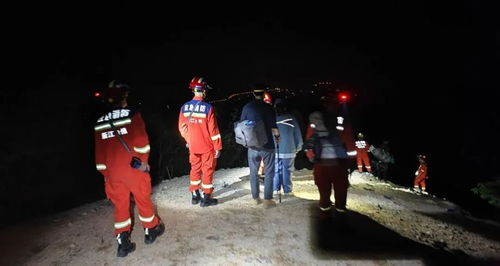游客用手机为夜爬男子照亮道路