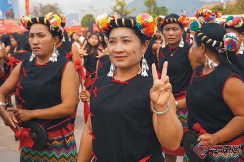 沧源佤族司岗里摸你黑狂欢节现场