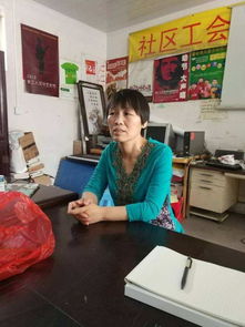 范雨素在书桌前写作