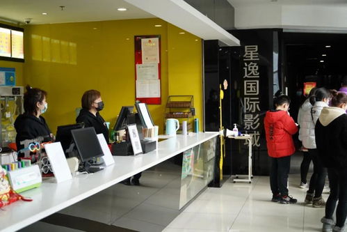 观众在电影院前排队等待入场