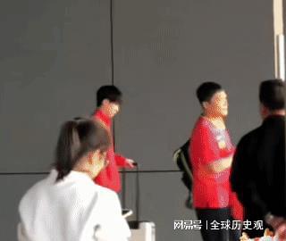 王楚钦在机场被粉丝围堵