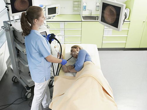 医生在手术室内工作场景