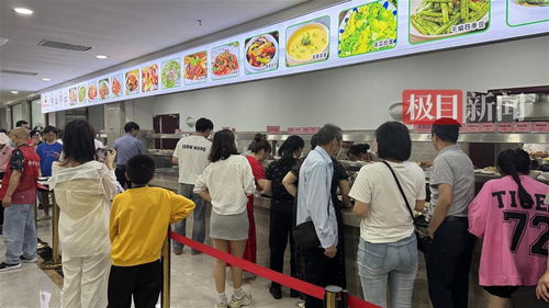 荣昌机关食堂内游客排队就餐