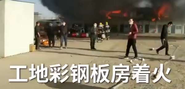 消防员在火场中进行紧急救援