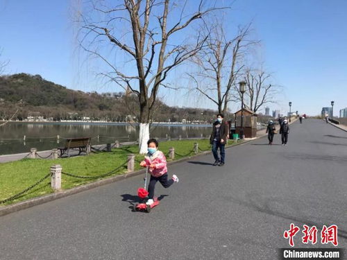 游客在西湖边密集拍照