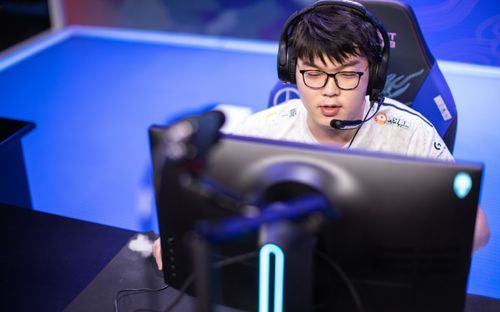 BLG战队成员合影中Bin站在中间微笑