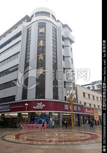 高楼外景与警车闪烁的现场图片