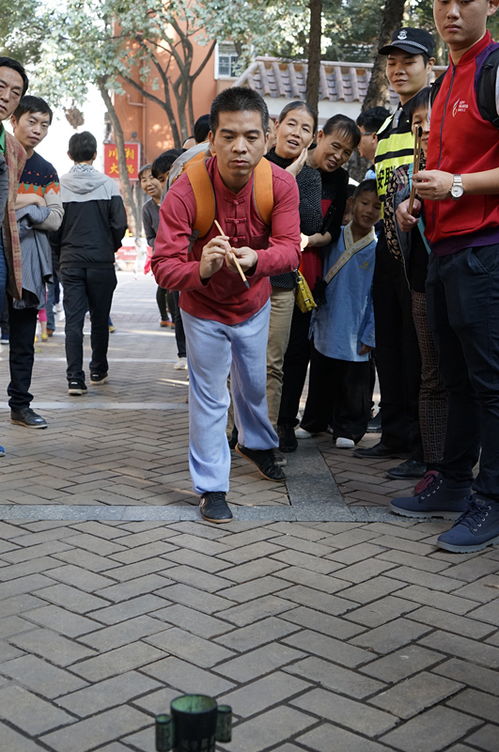 一家人围坐玩投壶游戏