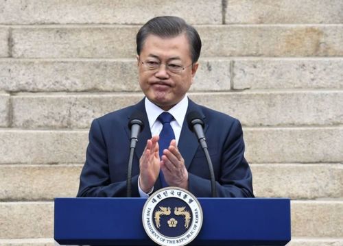 文在寅向李在明发贺电画面截图<br><h2>【四】暗杀威胁、民意反弹，李在明能否稳住阵脚？</h2><p>早在3月，共同民主党就曾披露，李在明及其团队成员收到疑似暗杀威胁的信息。这一事件一度引发全国震惊，也让外界重新审视韩国政治生态的激烈程度。</p><p>然而，这种极端手段并未吓退李在明，反而让他获得更多同情和支持。尤其是在年轻人中，他被视为“敢于对抗体制”的代表。</p><br><h2>【五】民调数据背后的真实意图</h2><p>根据多家韩国媒体发布的最新民调，李在明的支持率已突破50%大关，虽然韩国民调一贯波动较大，但这一数字至少说明一个问题：他已经成为各方力量试图争取或打压的核心对象。</p><p>值得注意的是，部分保守派选民也开始出现动摇迹象，显示出对现政府不满的情绪正在蔓延。</p><img src=