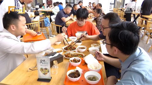 游客在政府食堂用餐