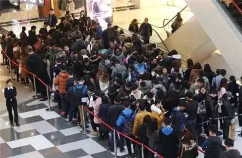 5000名游客挤瘫政府食堂：米饭蒸了1000多斤，饭碗都不够了