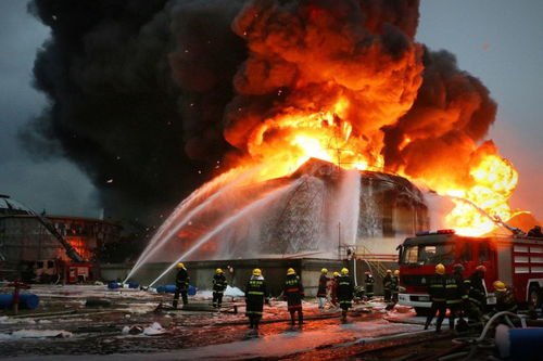 消防员正在现场灭火