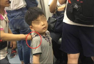 帅气男子跪地乞讨