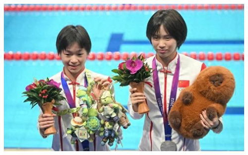 全红婵与陈芋汐赛后拥抱庆祝