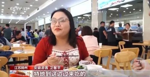 游客在政府食堂排队点餐